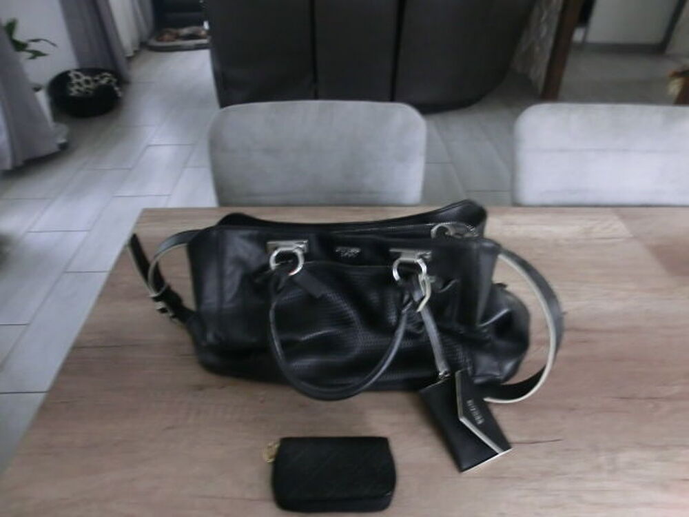 sac &agrave; main guess et son porte monnaie Maroquinerie