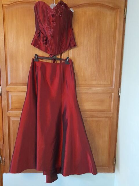 ENSEMBLE JUPE ET BUSTIER TAILLE 40 COULEUR BORDEAUX 150 Moisenay (77)