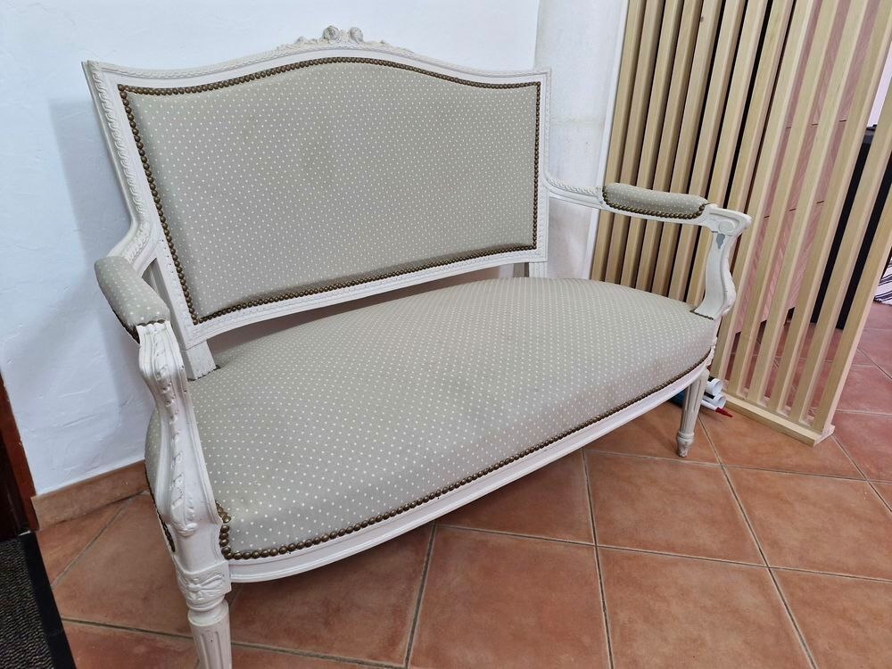 3 fauteuils de style et 1 canap&eacute; 2 places type radassiere Meubles