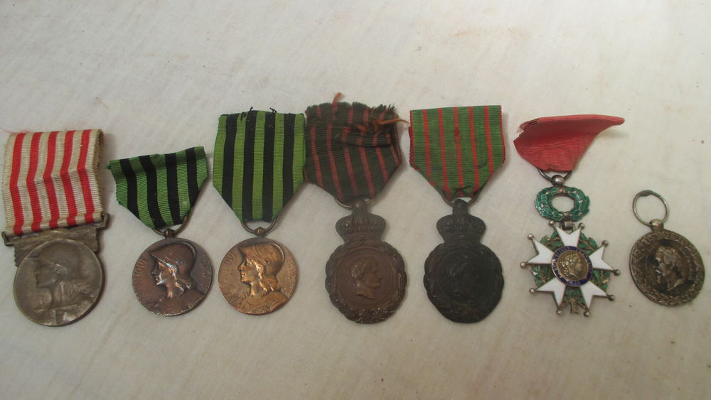 lot m&eacute;dailles militaire. 