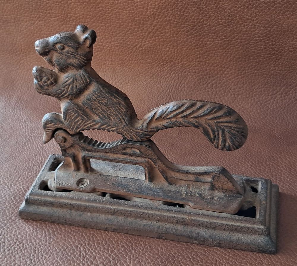 ancien casse noix noisettes vintage en m&eacute;tal &eacute;cureuil Décoration