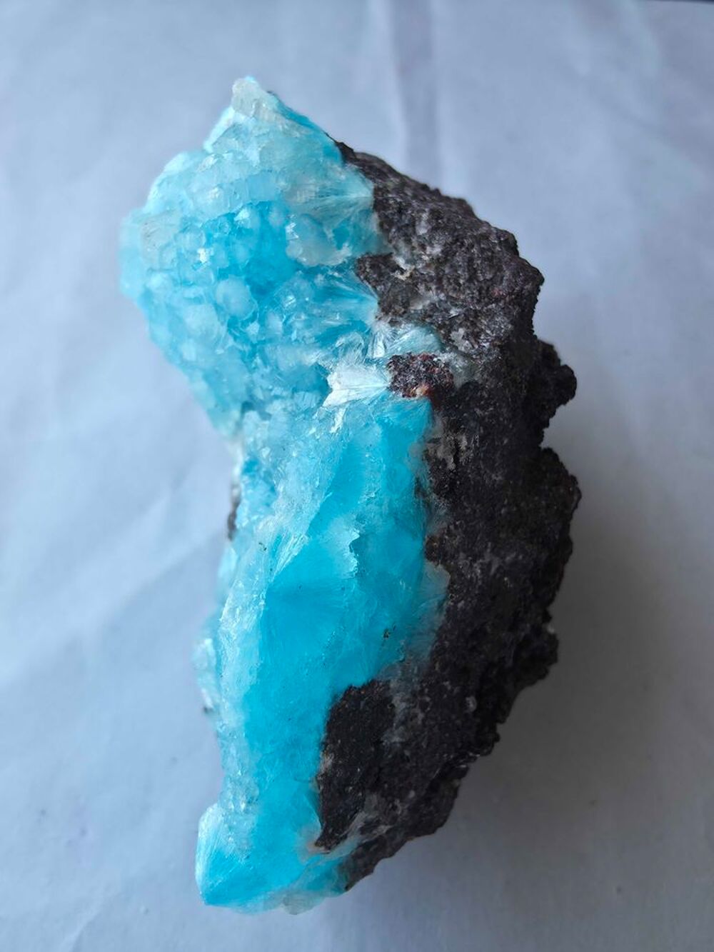 Cristal H&eacute;mimorphite Bleu Electrique sur Matrice-6,7 cm 