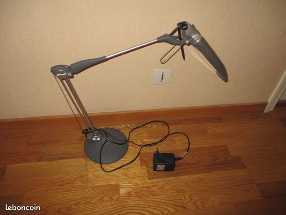 Lampe de bureau articul&eacute;e en 3 points
Décoration