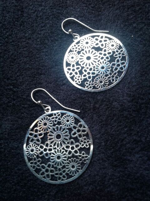 BOUCLES OREILLES ARGENT�E RONDE FLEURS TAILLE VARI� Envoi Po 2 Tr�gunc (29)