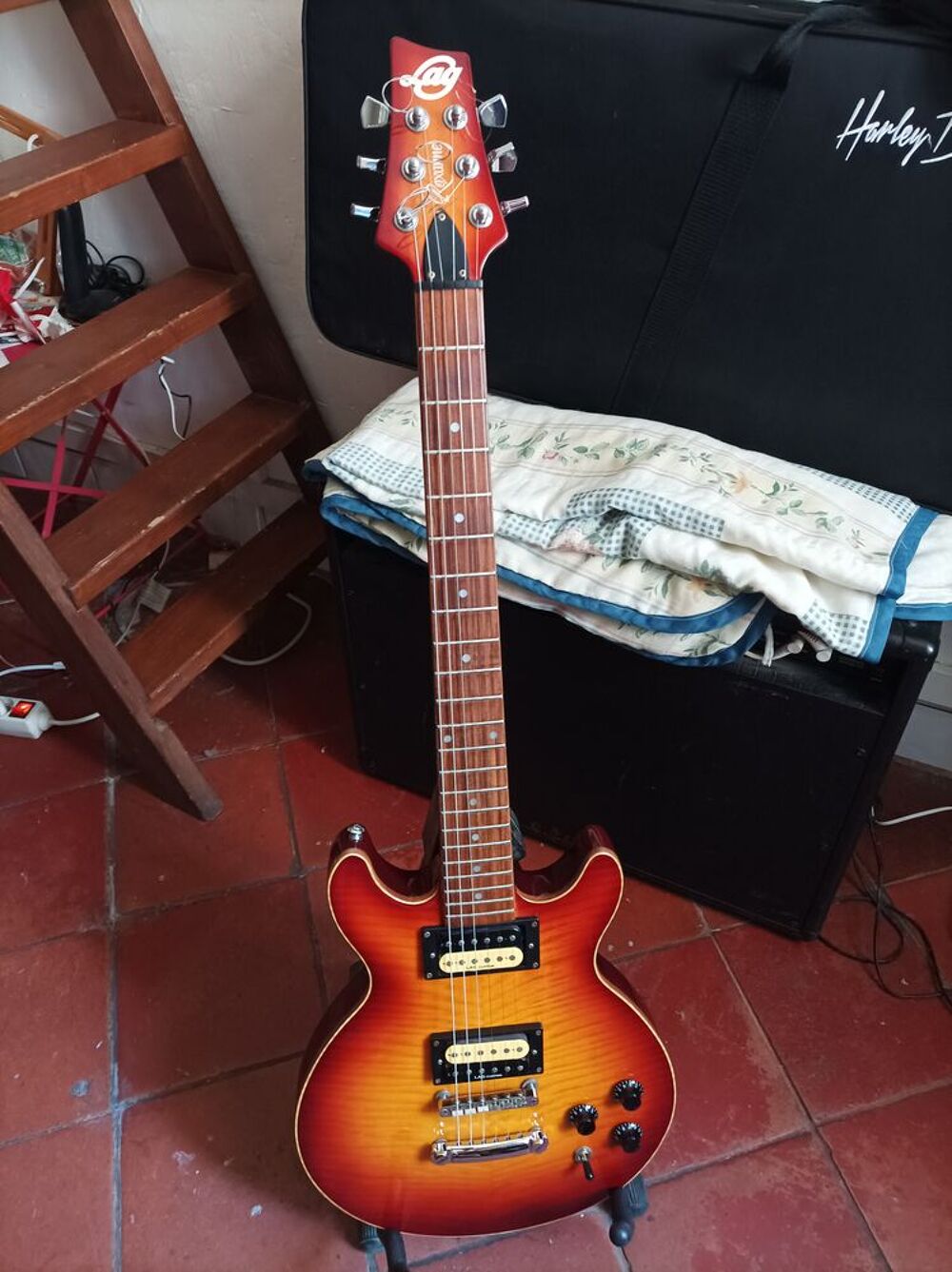 guitare LAG Roxanne originale. Instruments de musique