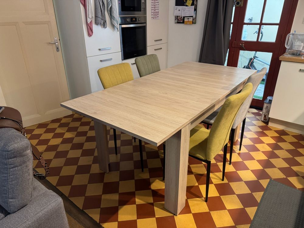table en bois + 6 chaises en tr&egrave;s bon &eacute;tat Meubles