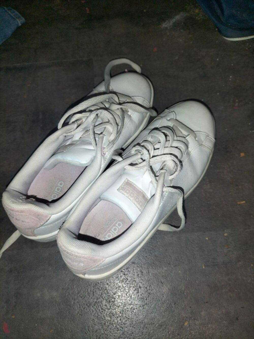 Basket adidas blanc pointure 40 2/4 tr&egrave;s bon &eacute;tat Chaussures