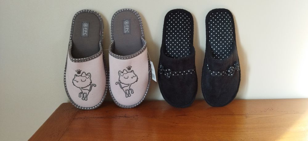 2 paires de chaussons neuves Chaussures