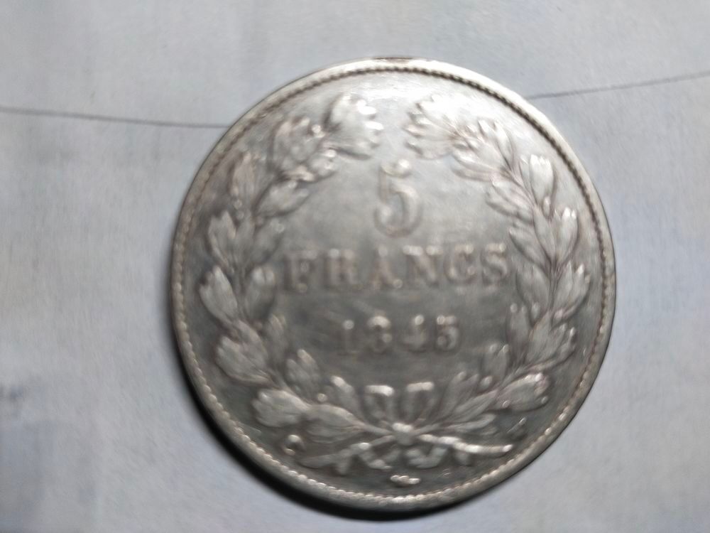 1 pi&egrave;ce de 5 francs fran&ccedil;aise en argent ann&eacute;e 1845 . 