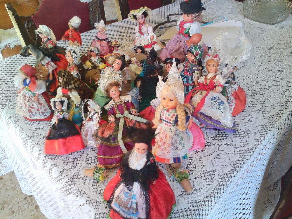 lot de 30 poup&eacute;es folkloriques 