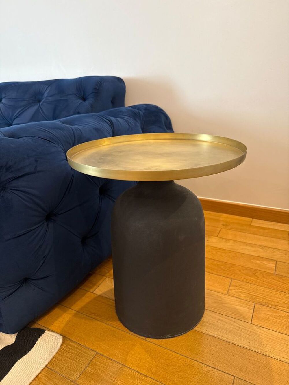 Table d'appoint design noire et dor&eacute;e ? plateau rond Meubles