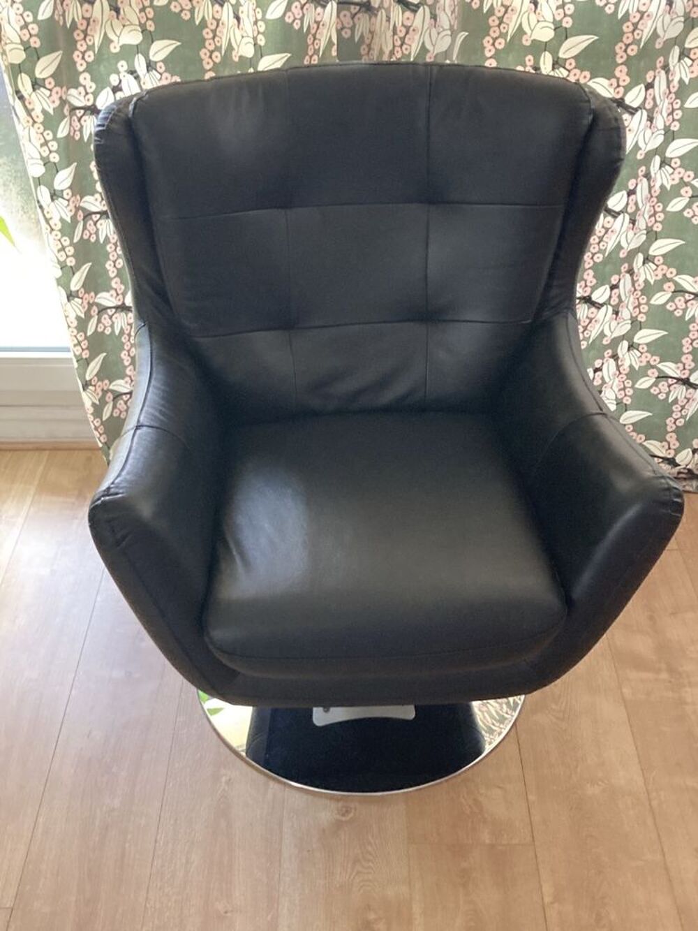 Fauteuil en cuir pivotant
Meubles