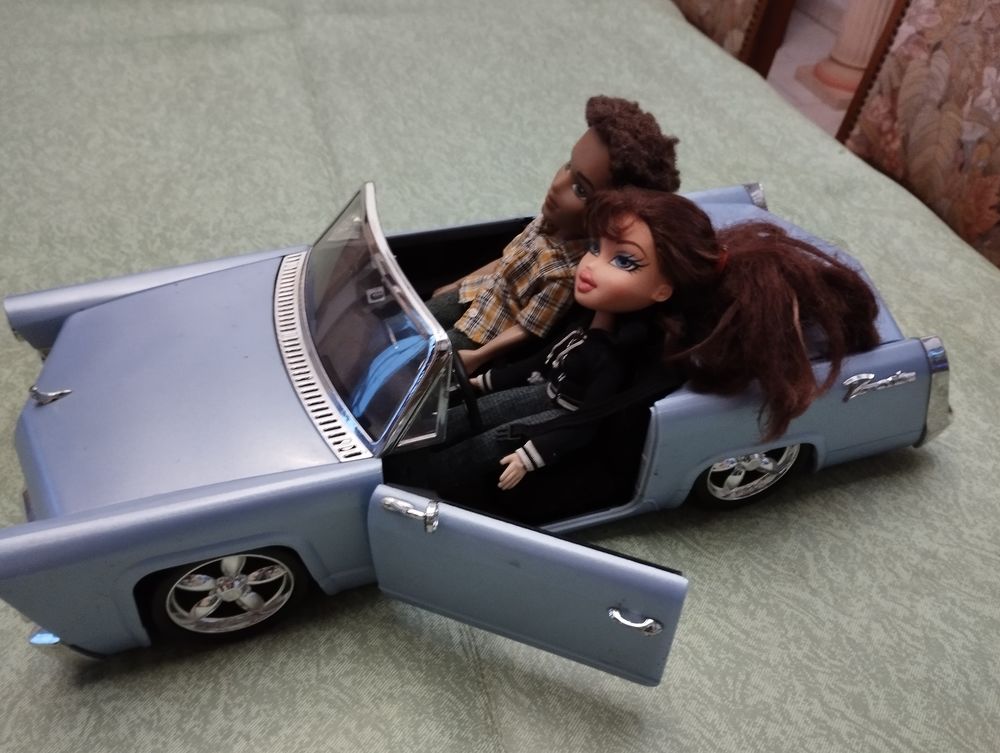 Cabriolet BRATZ VINTAGE avec RADIO et POUPEES Jeux / jouets