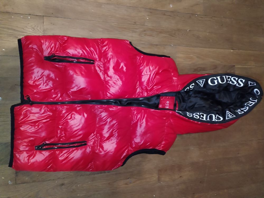 Doudoune rouge brillante sans manches (taille S)
Vêtements