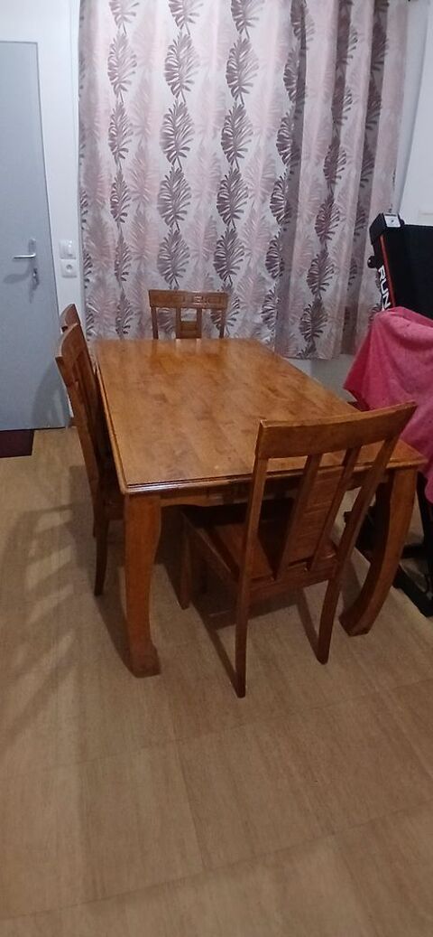 Table + 4 chaise 150 lg,90 la 90 Bois de Nèfles Saint Paul (97)