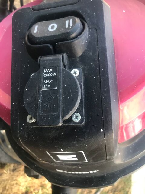 Aspirateur cuve avec tuyau long . Verneuil-sur-Avre (27)