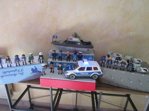 LOT PLAYMOBIL VOITURE +BATEAU+PERSONNAGES POLICE 0 Villepinte (93)