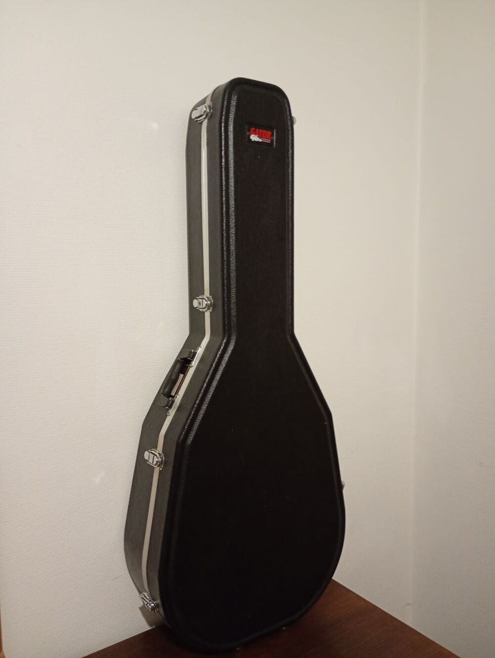 Guitare J 200 Tennessee (Jumbo) 
+ 
Etui moul&eacute; Deluxe Gator Instruments de musique