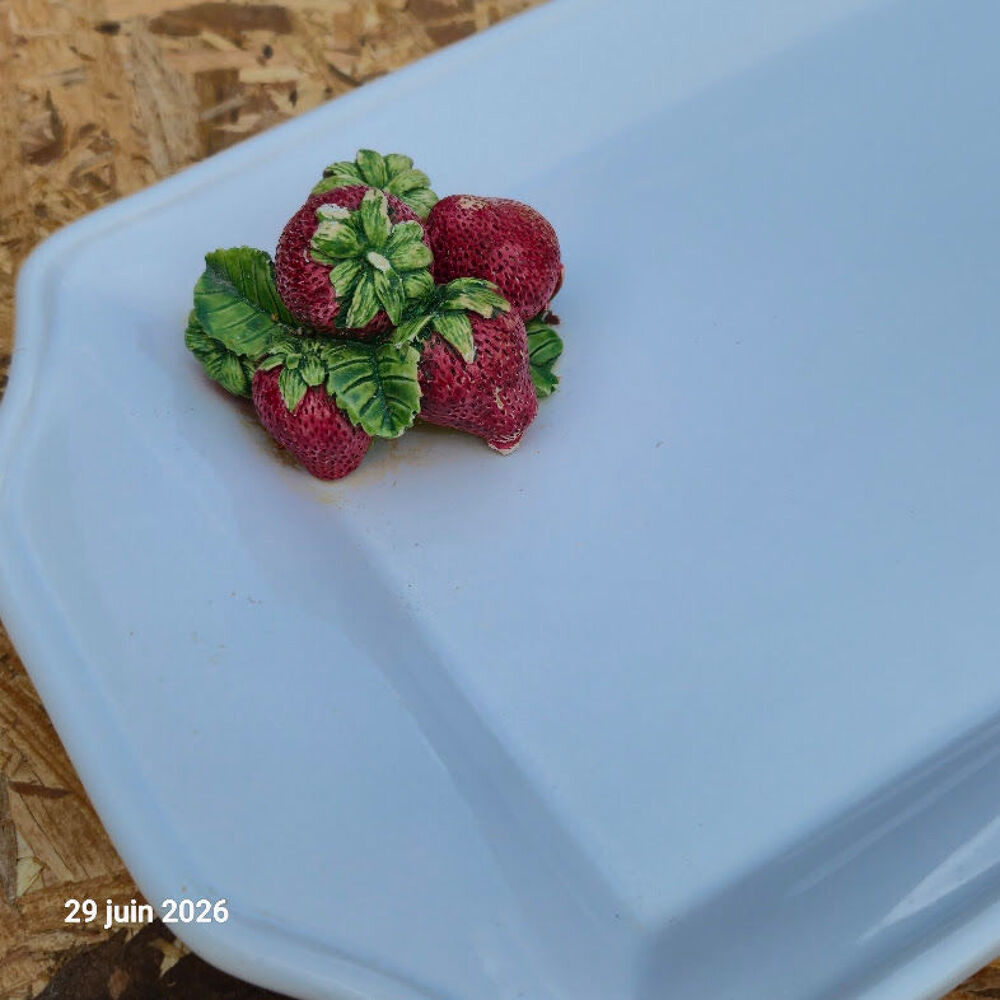 Plat &agrave; cake pour dessert ou sal&eacute;, avec des fraises de saison Cuisine