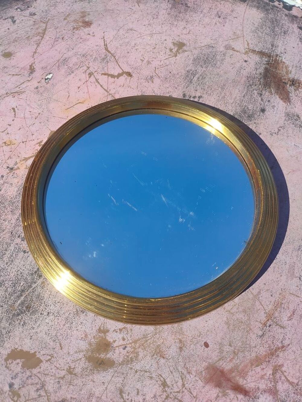 Plateau en verre entourage en m&eacute;tal dor&eacute; diam&egrave;tre 23 cm Décoration
