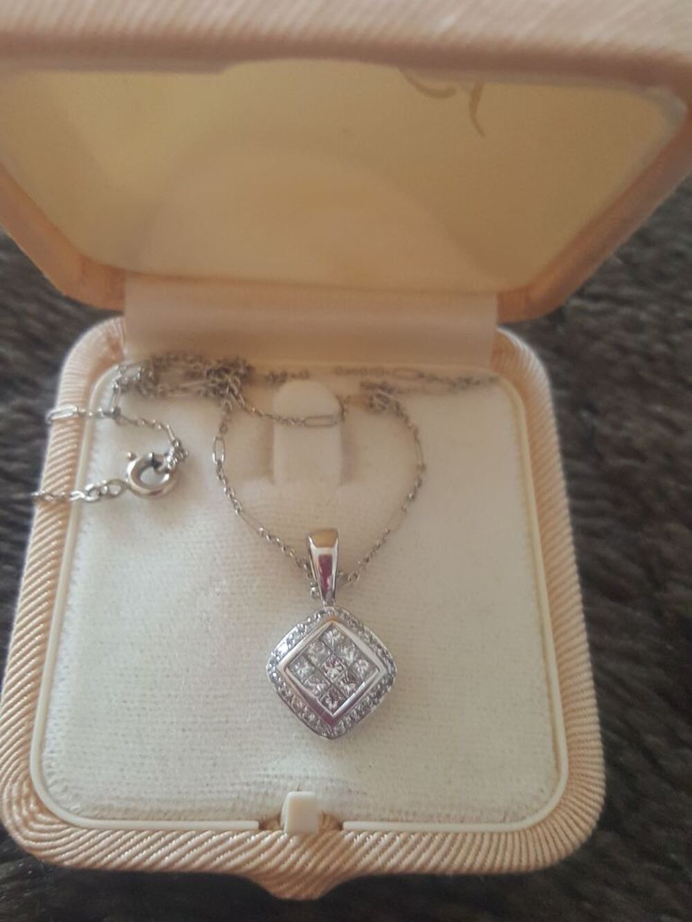Superbe pendentif or gris et diamants 0,50 ct Bijoux et montres