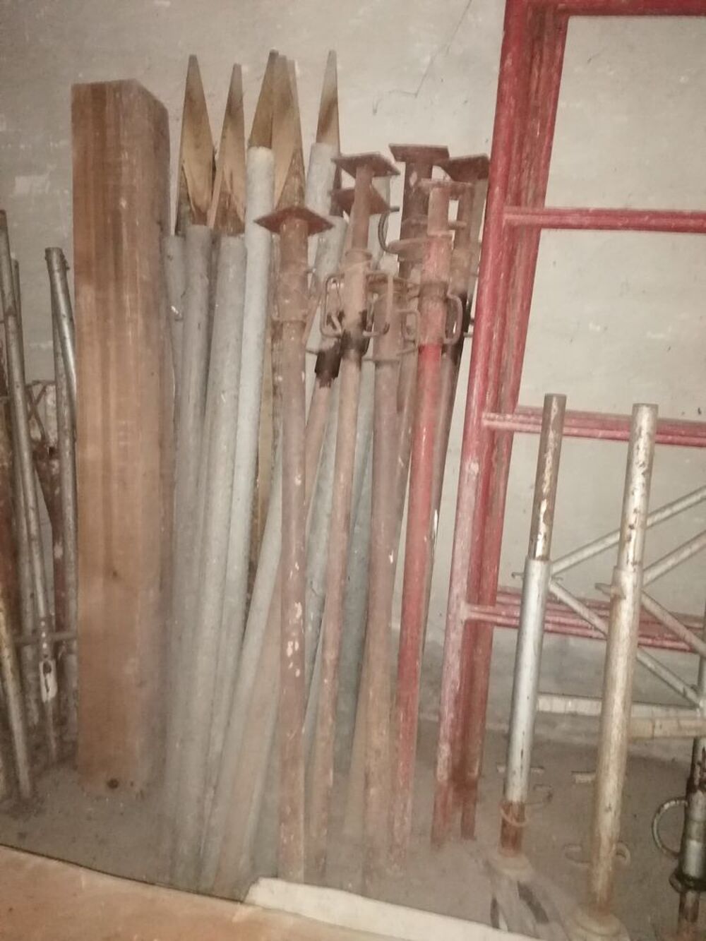 9 Etaies de ma&ccedil;on hauteur 1.30m &agrave; 1.50 en bon &eacute;tat Bricolage