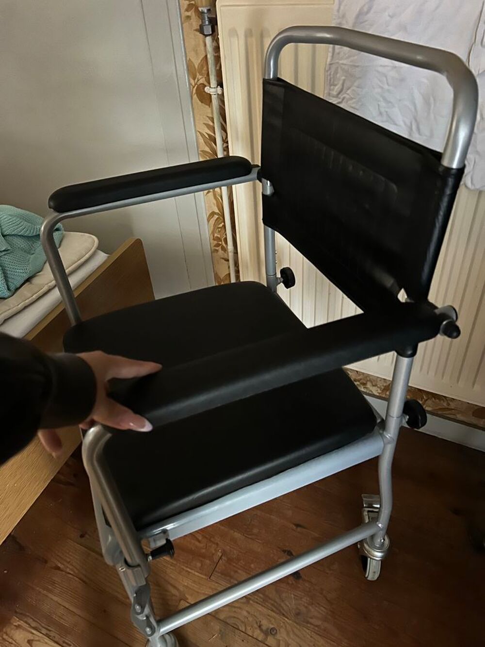 Chaise perc&eacute;e &agrave; roulettes Meubles