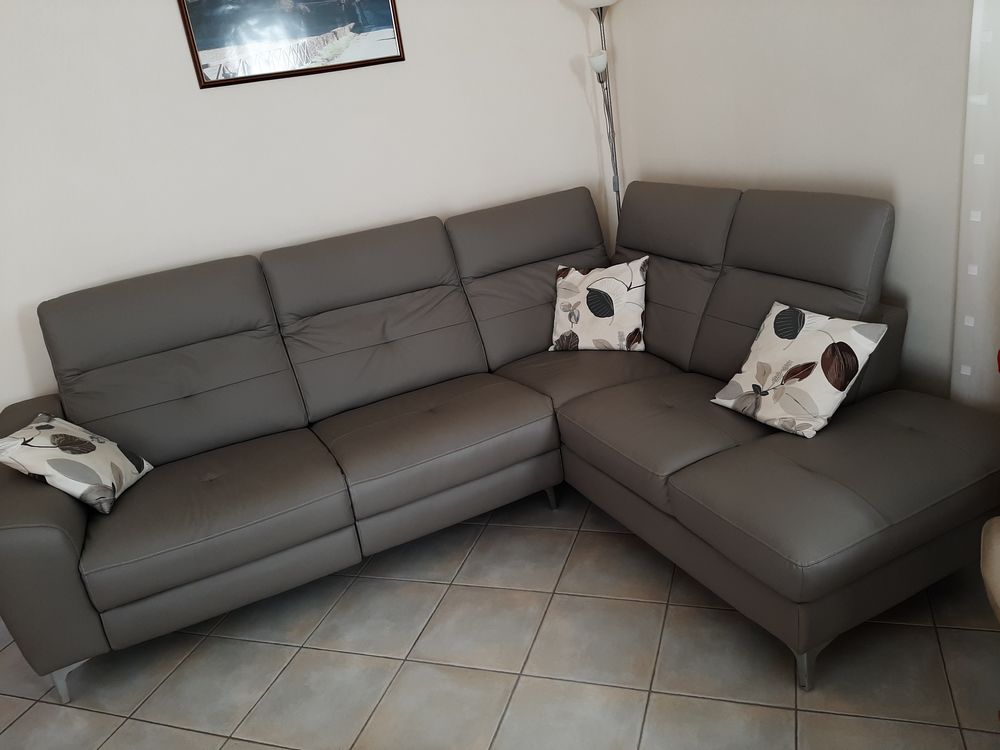 Canap&eacute; d'angle cuir gris
Meubles