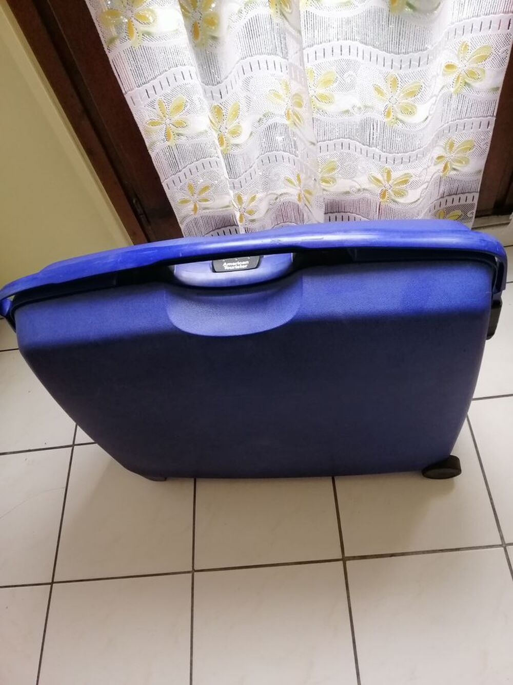 VALISE RIGIDE &quot;American Tourister &quot; A ROULETTES Maroquinerie