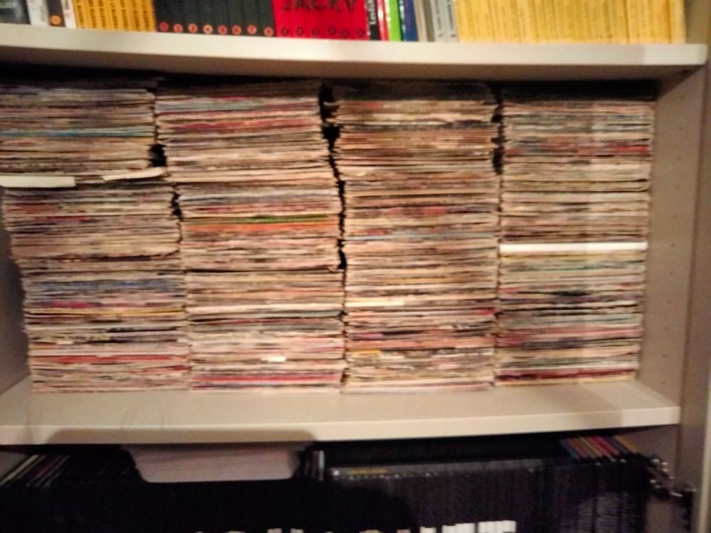 Lot de plus de 2.300 vinyles 45 tours artistes vari&eacute;s CD et vinyles