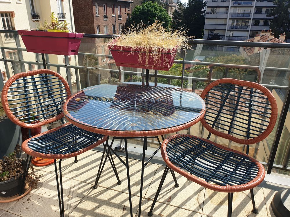 table et cahises de balcon Jardin