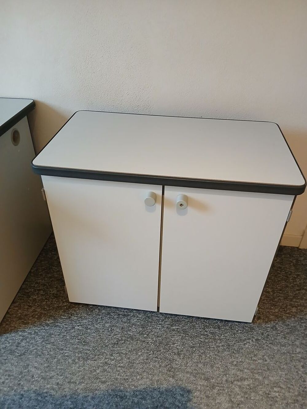 robuste bureau 160x80 30mm d'&eacute;paisseur et un caisson 80x50 Meubles