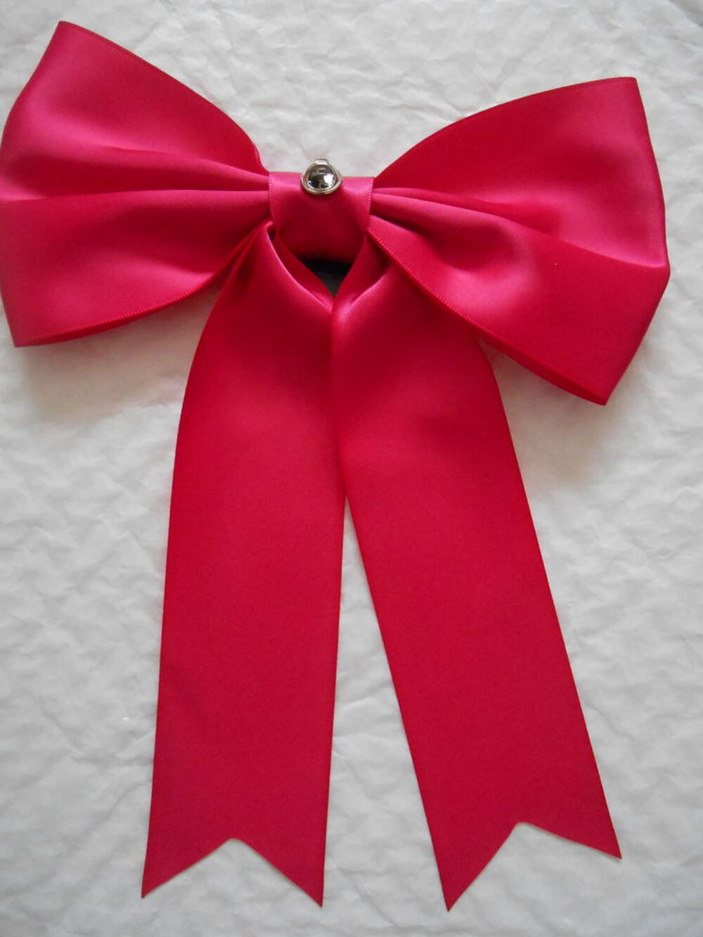 Noeud pin's rose fuchsia du parfum Viktor &amp; Rolf 