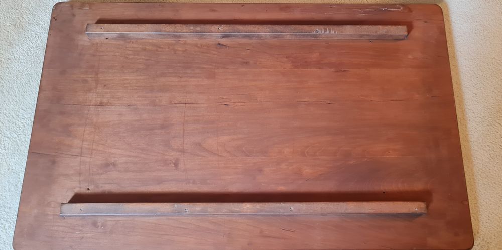 PETITE TABLE BASSE EN MERISIER
Meubles