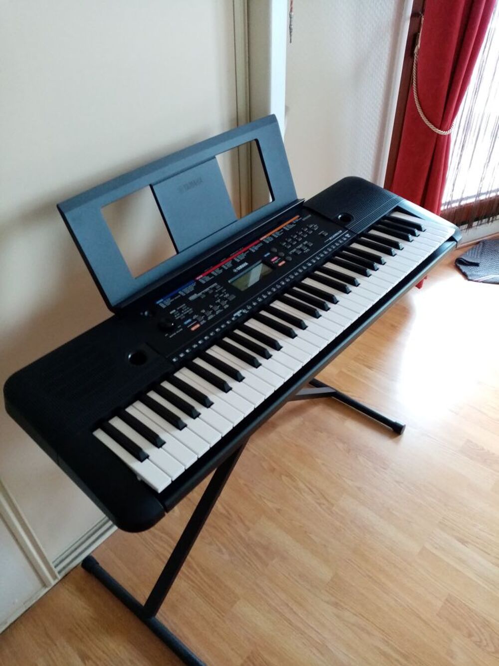 Clavier num&eacute;rique YAMAHA PSRE263. 61 touches. Instruments de musique