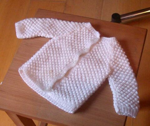 Veste de poupe en laine blanche tricote  la main 19 Argenteuil (95)