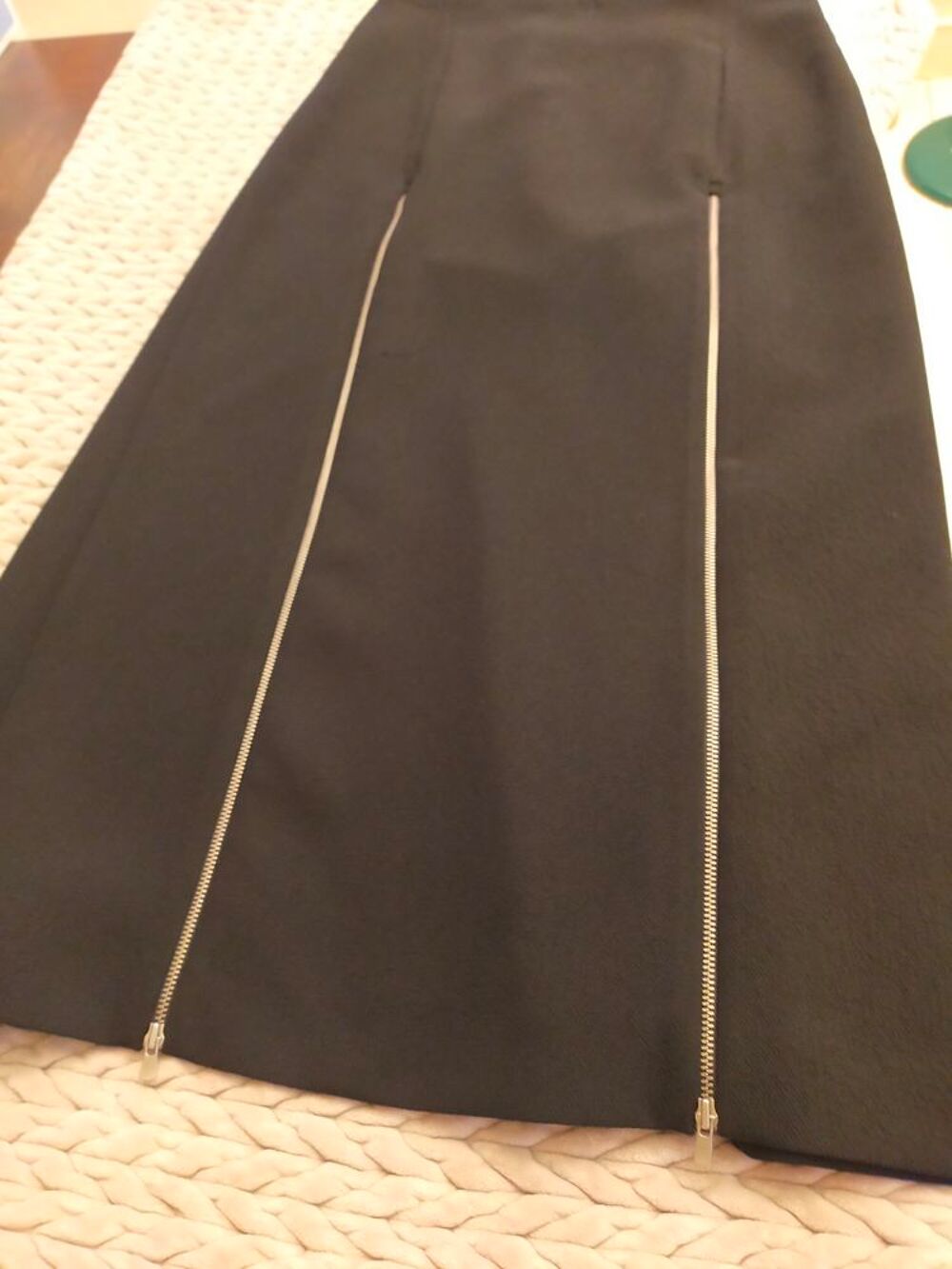 Jupe noire Maje tr&egrave;s peu port&eacute;e pour raison de taille. Vêtements