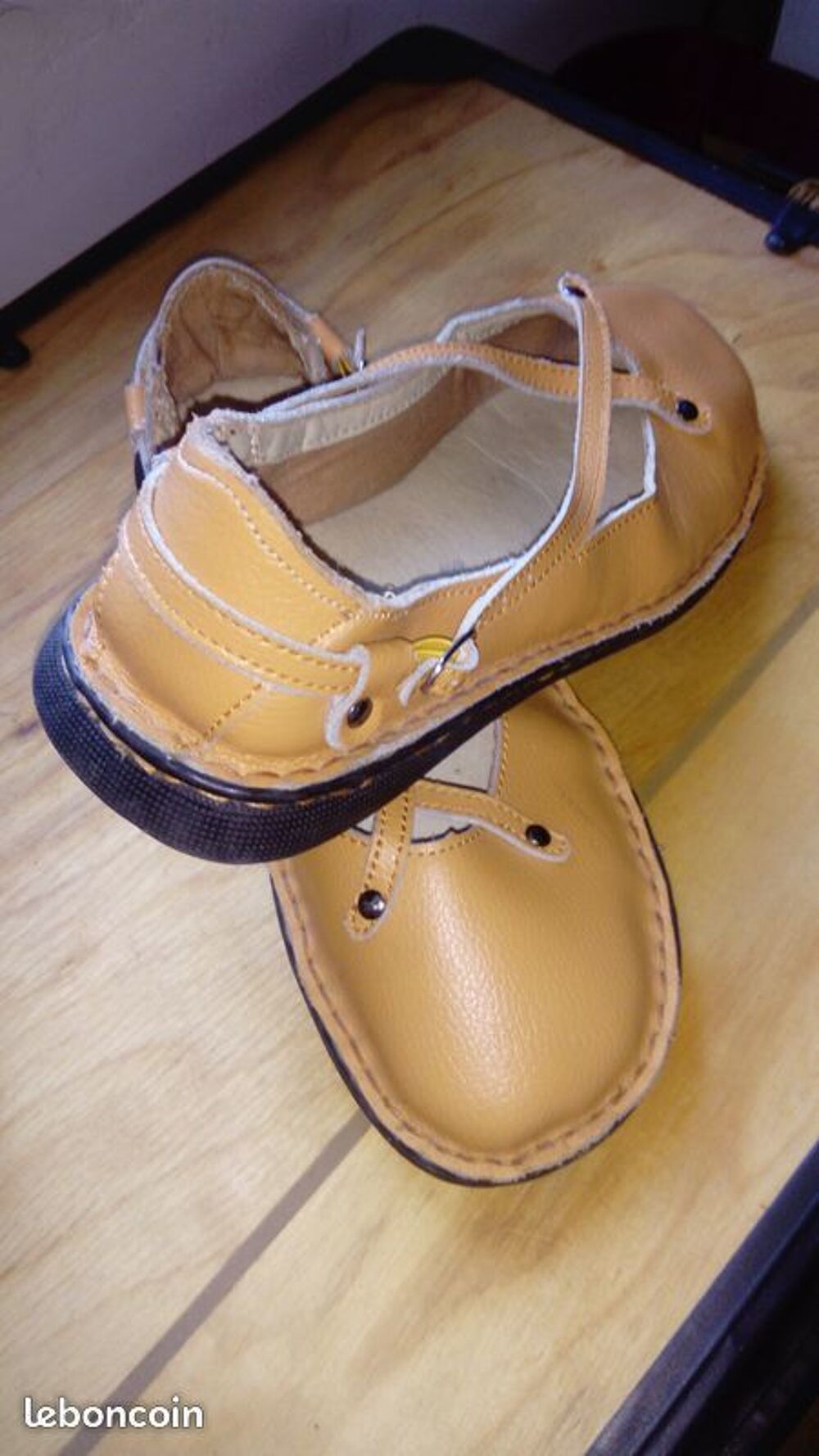 Sandales ferm&eacute;es brides crois&eacute;es Chaussures