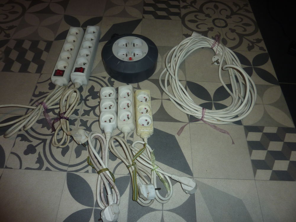 Lot de multiprises et enrouleur cables &eacute;lectrique Bricolage