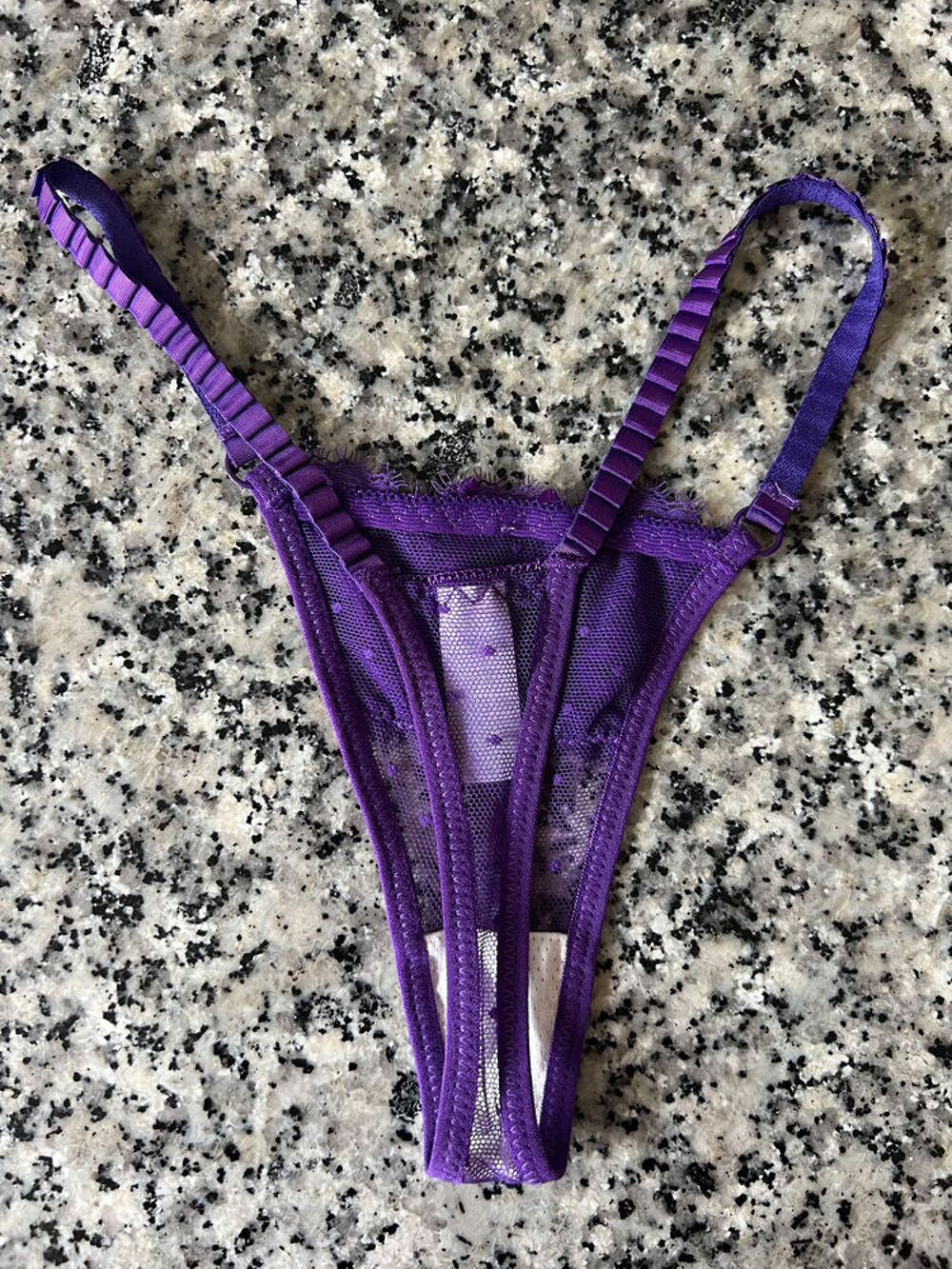String Femme Dentelle Lilas Violet. Neuf. Taille XS Vêtements