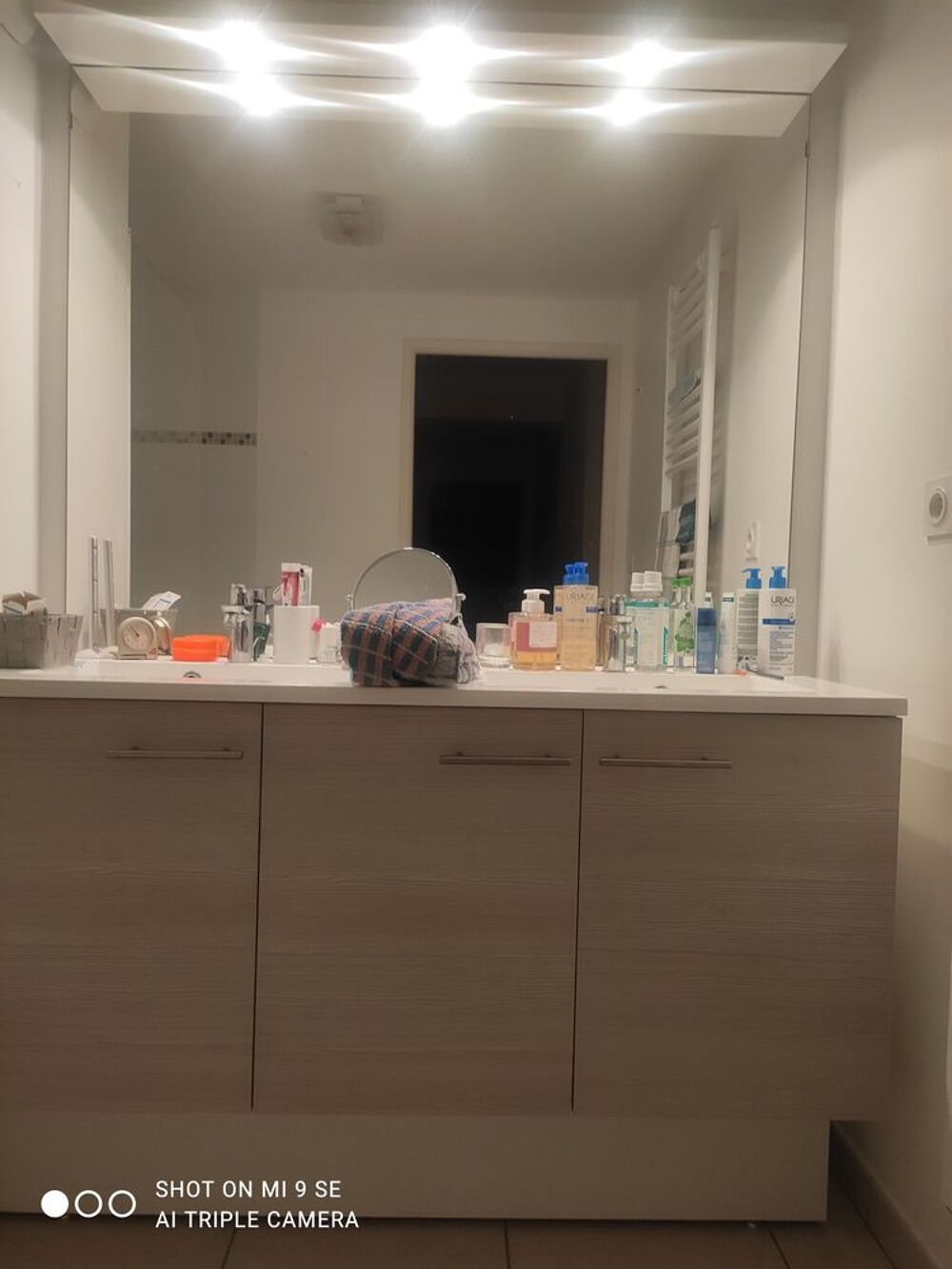 meuble de salle de bain en excellent &eacute;tat. Meubles