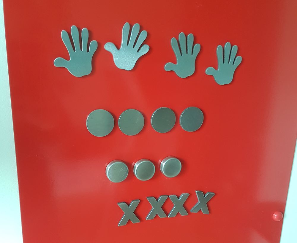 Tableau magn&eacute;tique rouge avec porte stylo Décoration