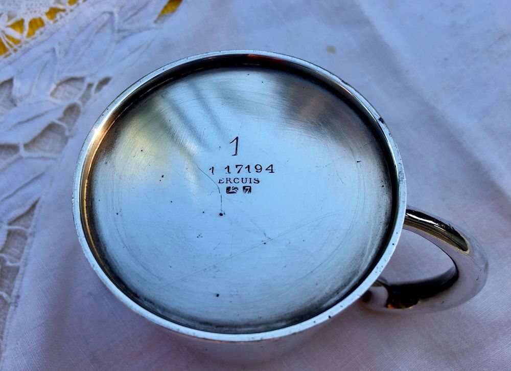 ERCUIS : Pot &agrave; lait ou Cr&eacute;mier ancien sign&eacute;, poin&ccedil;onn&eacute; Cuisine