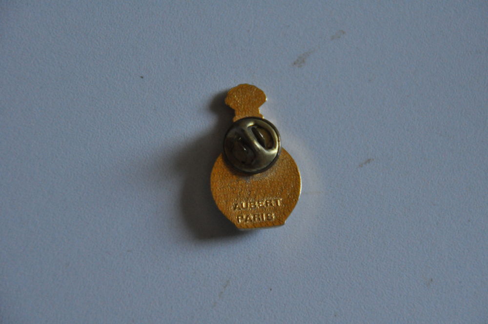 Pin's Parfum Sacr&eacute; de Caron 