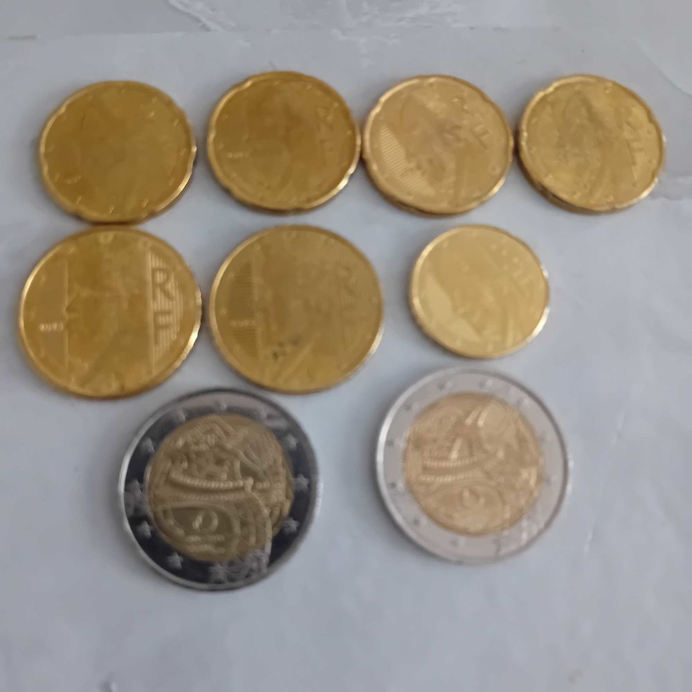 &agrave; vendre 7 pi&egrave;ces de Josephine Baker 4 de 20 centime 2 de 50 c 1 de 10c et 2 pi&egrave;ces de la tour efeil 