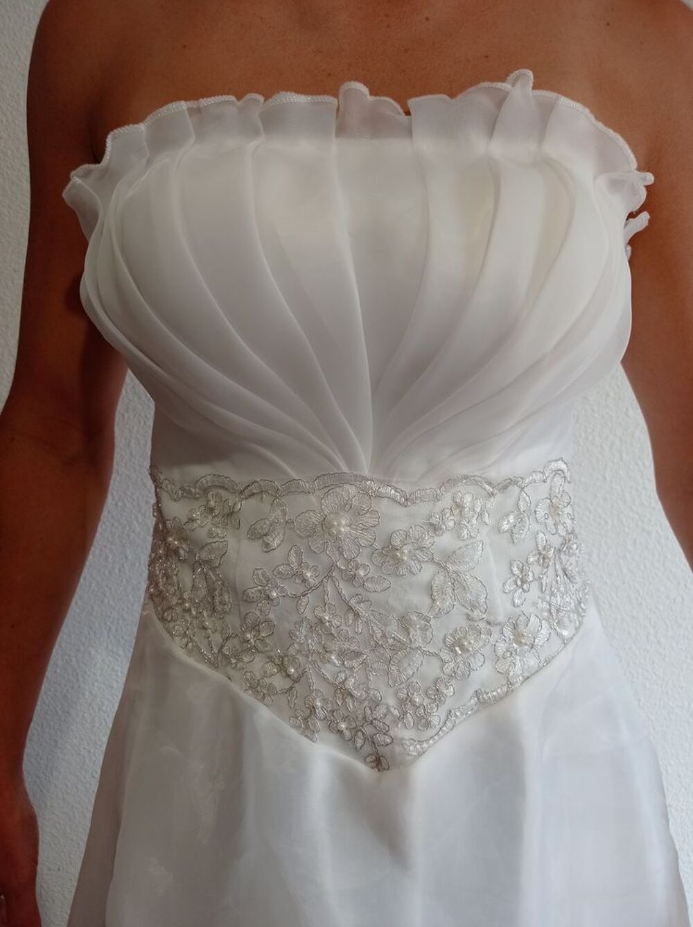 Robe de mari&eacute;e bustier. Vêtements