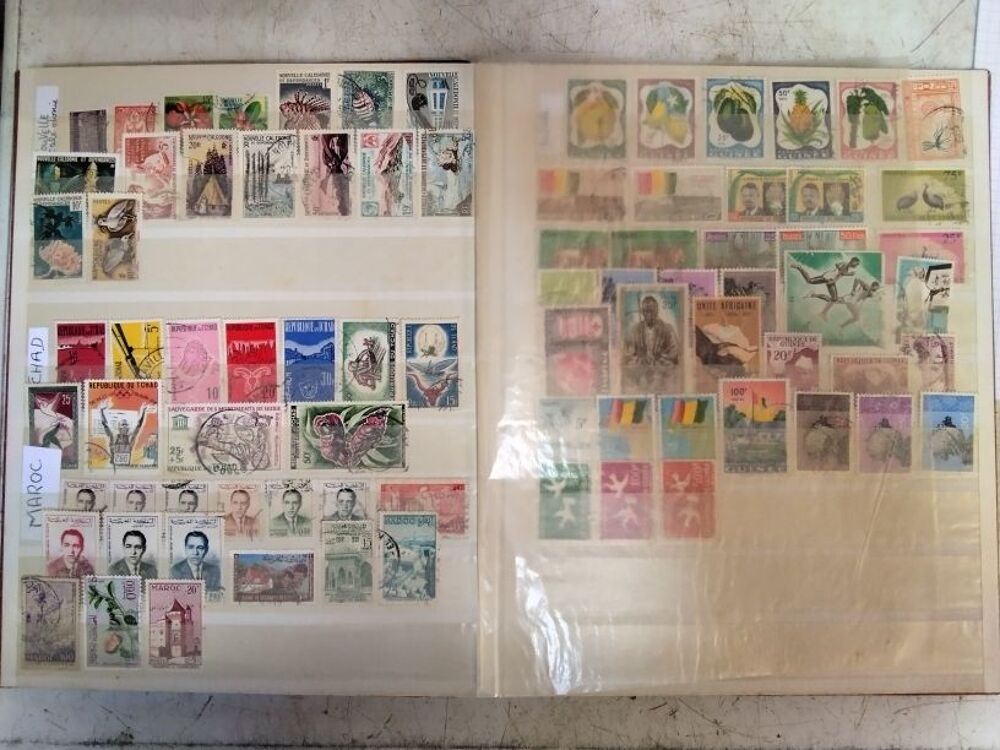 Lot de timbres de collection en classeur 