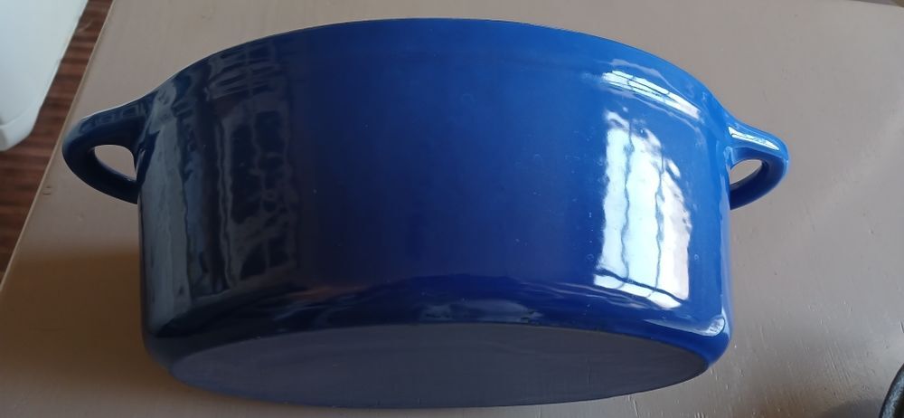 Jolie cocotte ovale, en fonte bien lourde, d'un beau bleu. Bricolage