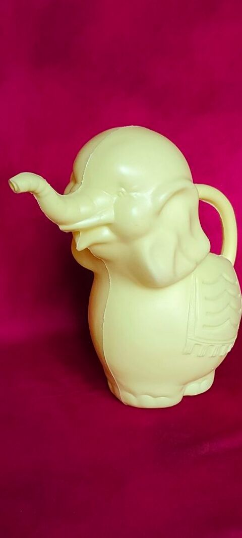 Pichet éléphant jaune en plastique 8 Avermes (03)