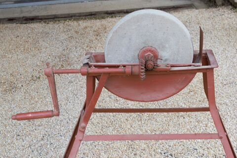 meule ancienne a manivelle 35 Condat-sur-Vienne (87)